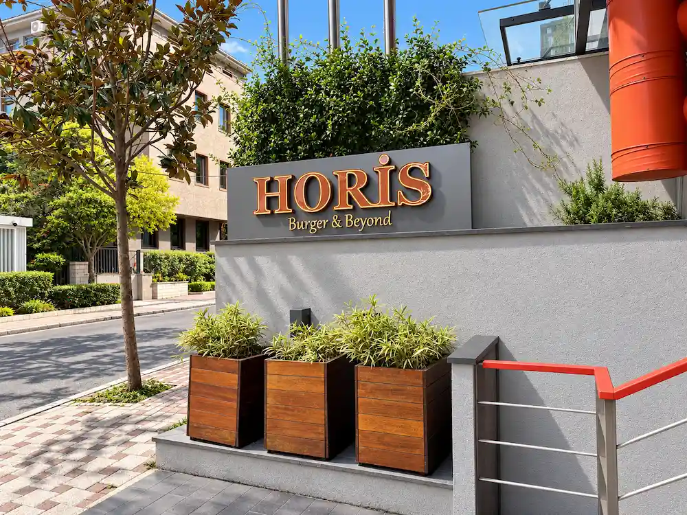 Horis mekânının loş ışıklı iç mekânı